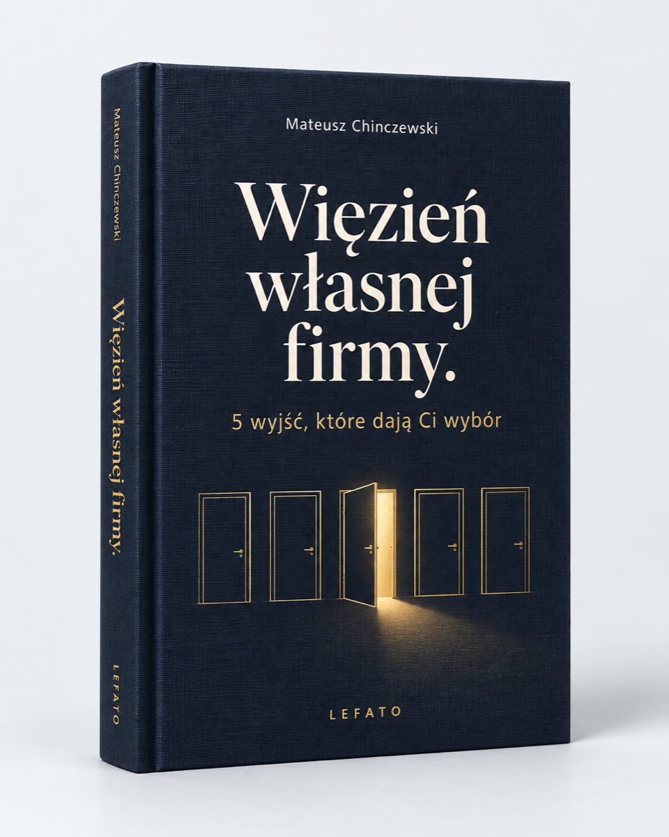 Koncepcja granatowej okładki książki Więzień własnej firmy autorstwa Mateusza Chinczewskiego